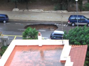 Les fortes pluges causen un esvoranc de sis metres a la Ronda del Parc de Figueres