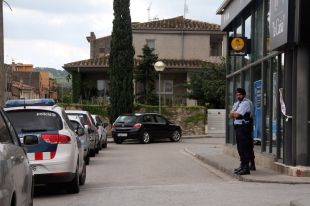 Dos lladres assalten a punta de pistola la sucursal de 'la Caixa' a Bàscara