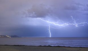 Un home en estat crític després de caure-li un llamp a la platja de la Rubina de Castelló d'Empúries