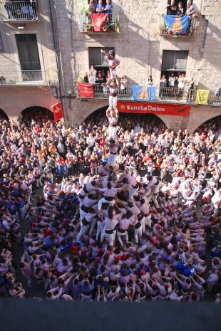 Els Minyons de Terrassa fan història a la plaça del Vi descarregant el seu primer 3 de 9 amb folre i agulla