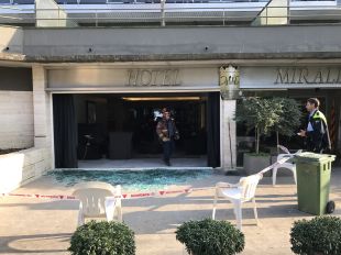 Ferit un menor a Banyoles després de trencar amb el cap el vidre del rebedor d'un hotel