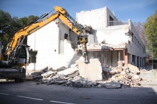 La polèmica a la finca d'El Cisne de Banyoles acaba amb un enderroc parcial