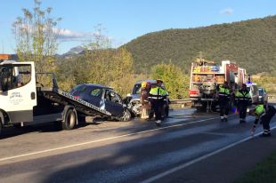 Mor la conductora d’un turisme en un xoc frontal a Olot