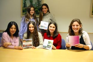 Un grup d'alumnes de la Salle crea la primera guia turística de Girona en xinès