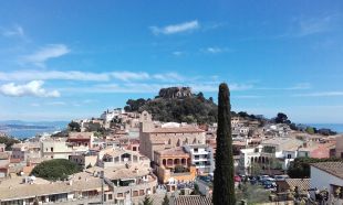 El ple de Begur suspèn durant un any les noves llicències d'habitatges d'ús turístic