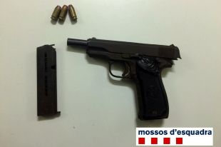 Detingut un banyolí que portava una pistola amagada al cotxe