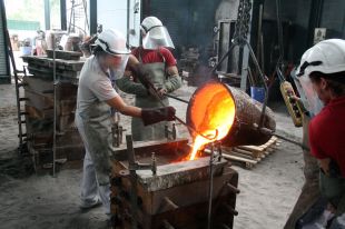 La foneria Barberí tanca després de més de quatre segles creant campanes i escultures