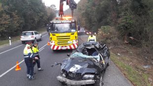 Mor un conductor de 22 anys en sortir de la via amb el cotxe a l’N-II a Maçanet de la Selva