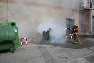 Detenen a Roses el presumpte autor d'una cadena d'incendis a contenidors 