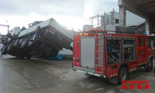 Dos operaris ferits en bolcar un camió grua amb cistella en un escorxador a Riudellots de la Selva