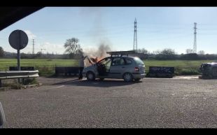 Crema totalment un vehicle a la sortida de l'autopista a Salt