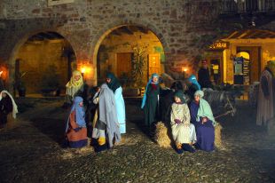 Santa Pau dóna el tret de sortida als centenars de pessebres vivents que se celebren a Catalunya