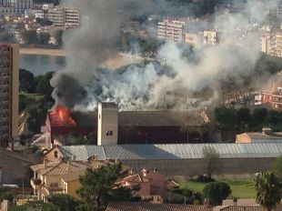 Un incendi crema un magatzem de barques situat al moll de Sant Feliu de Guíxols