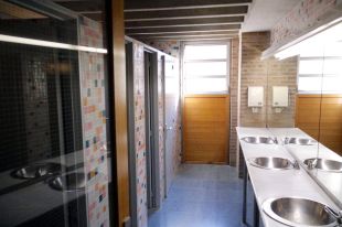 La UdG alerta d'un assetjador que enregistra les noies als lavabos del campus del Barri Vell