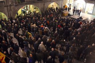Més de 300 persones surten en defensa de Carme Forcadell a Girona