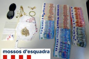 Quatre detinguts en un dispositiu contra el tràfic de drogues a un bloc de pisos de la Jonquera
