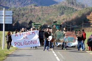 Una cinquantena de veïns tallen la carretera C-26 per protestar contra un polígon projectat a Ripoll