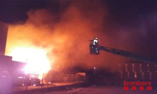 Un incendi crema una planta de reciclatge de Vilamalla sense causar ferits