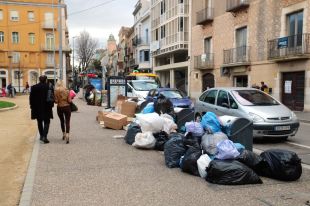 Les escombraries es comencen a acumular a Figueres el primer dia de vaga indefinida