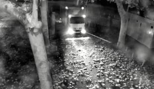 Un camió no frena i esbotza una barrera d'accés a la Devesa de Girona