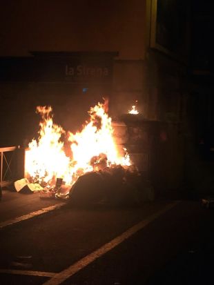 Cremen cinc contenidors a Figueres en plena vaga d'escombriaires