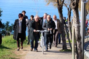 Una bicicleta blanca recorda el ciclista envestit mortalment per un conductor drogat a Roses