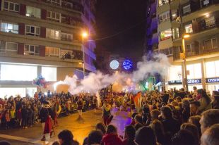 Els infants invidents de Girona ja poden esperar els Reis d'Orient mentre escolten un conte
