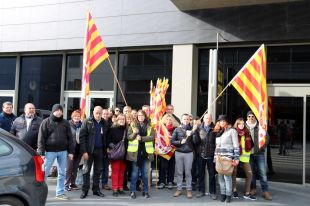 Els treballadors de Segur Ibérica es concentren a l'Aeroport de Girona reclamant les nomines impagades