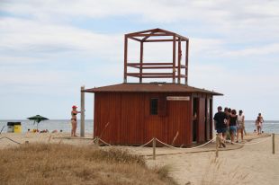Mor l'home que va rebre l'impacte d'un llamp a la platja de la Rubina de Castelló d'Empúries 
