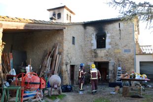 Un intoxicat en l’incendi d’un habitatge de Cornellà del Terri