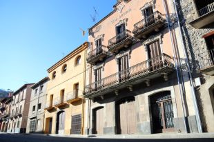 Dos lladres lliguen i colpegen un veí de Castellfollit de la Roca durant un assalt violent a casa seva