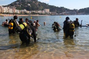 Retiren més de 200 quilos de brutícia del fons marí de la platja de Sa Palomera de Blanes 
