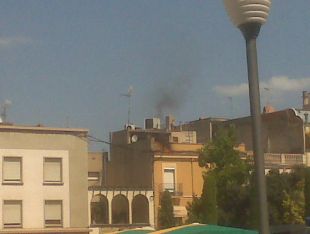 Una avaria inicia un petit incendi a uns cables elèctrics d'un edifici de Figueres