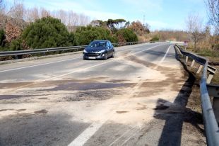 Moren dos joves en una col·lisió frontal entre un turisme i un camió a Hostalric