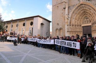 Més de 200 persones protesten a Castelló d'Empúries en contra de la decisió del Bisbat de Girona de rellevar el mossèn