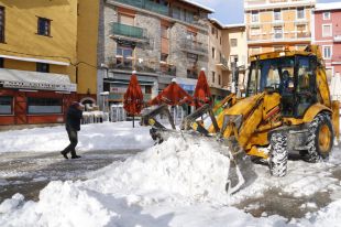 Puigcerdà utilitza maquinària pesada per tal de treure la neu dels carrers