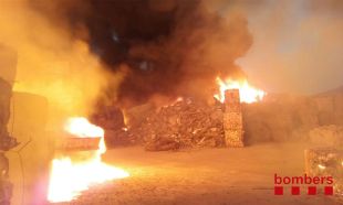 Controlat l'incendi de la planta de reciclatge a Sant Feliu de Buixalleu