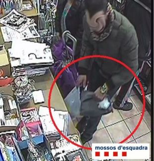 Les càmeres de seguretat d'una llibreria de la Bisbal delaten dos lladres