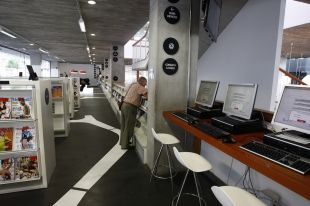 31 biblioteques gironines ja ofereixen accés digital a 5.000 diaris i revistes de tot el món