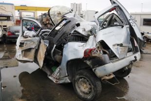 Mor una conductora en sortir de la via i bolcar amb la furgoneta a Llers