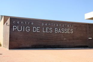 Un mort i quatre ferits en un incendi a la presó del Puig de les Basses de Figueres