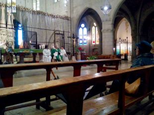 L'última missa del Mossèn Ferran omple la Basílica de Santa Maria de Castelló d'Empúries