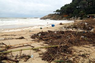 El temporal cobreix de sorra part del passeig de Sant Antoni de Calonge i deixa les platges brutes
