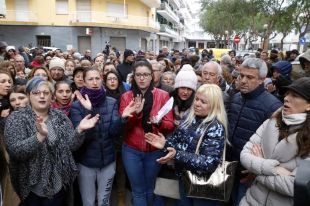 Uns 200 veïns es concentren a Blanes per denunciar les retallades sanitàries