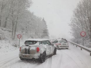 La nevada a la meitat nord de Catalunya afecta una trentena de carreteres 