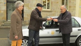El Rotary Club de Blanes lliura un vehicle a Càritas per repartir aliments i material de necessitat 