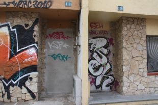 La problemàtica dels 'pisos ocupats' de Salt preocupa i molesta veïns, propietaris i immobiliàries 
