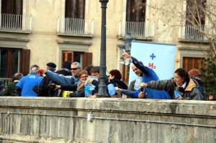Palanganes d'aigua a Girona per reclamar que s'augmenti el cabal del riu Ter 