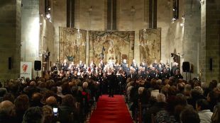 Unes 250 persones escolten el Cor Gospel Girona a l'església del Castell de Peralada