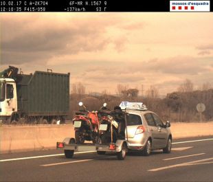 Enxampat un professor d'autoescola conduint a 137km/h amb un remolc